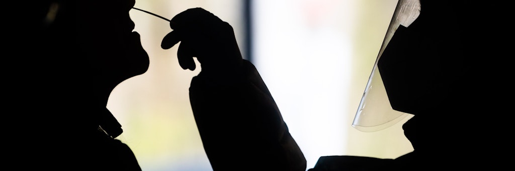 Hinein mit dem Tupfer: In den meisten Schnelltest-Zentren werden Nasenabstriche genommen.