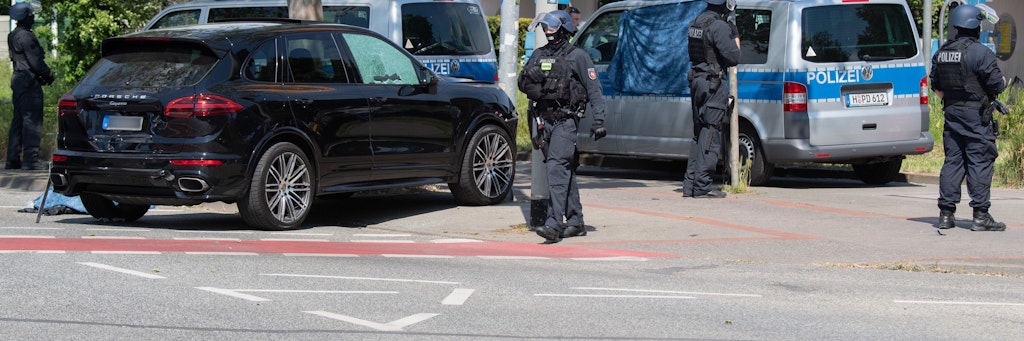 Hannover: Polizisten sichern den Tatort. Am Mittag kam es auf offener Straße zu einer Auseinandersetzung zwischen Insassen von zwei PKW, in dessen Verlauf ein Mann getötet wurde.