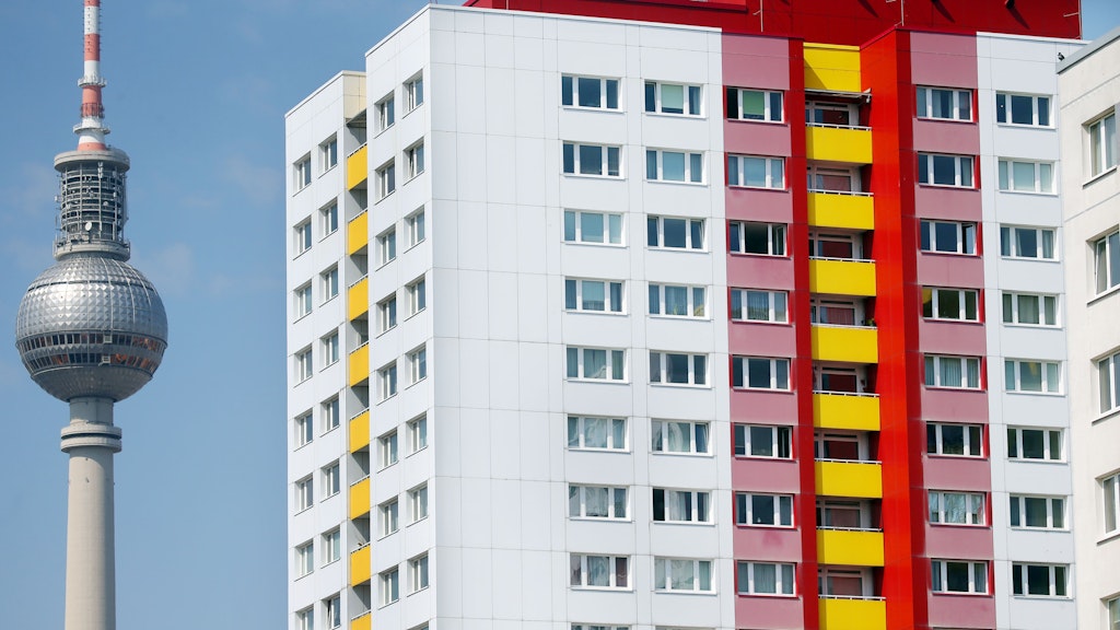 Ein Mehrparteien-Mietshaus nahe des Alexanderplatzes und Fernsehturms im Bezirk Mitte.