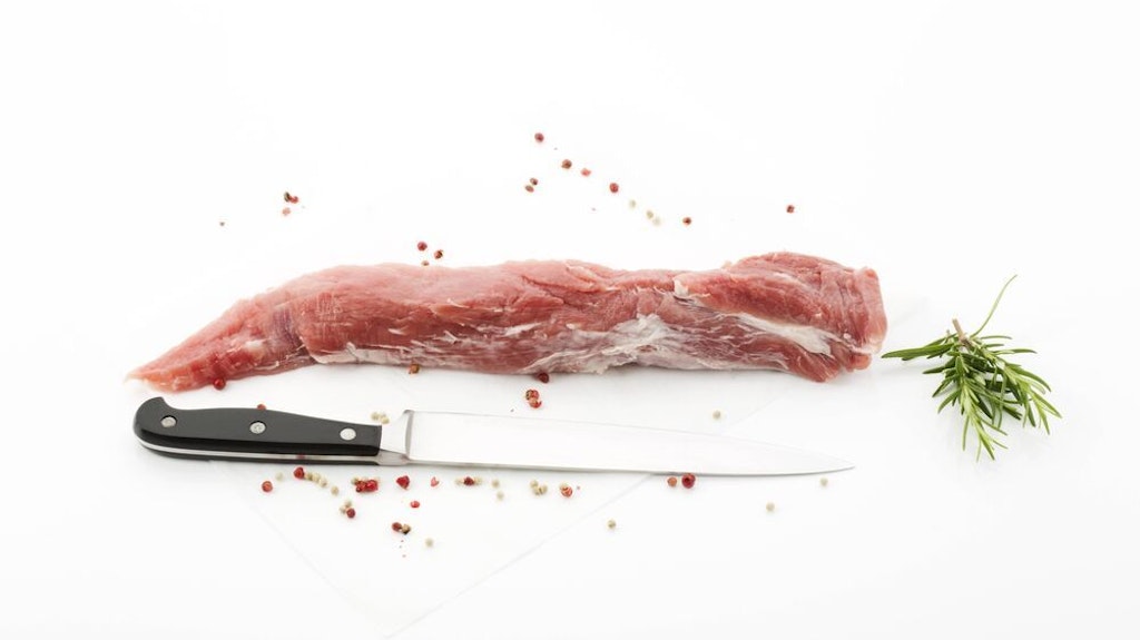 500 Gramm Schweinefilet sind die Basis des mediterranen Auflaufs.