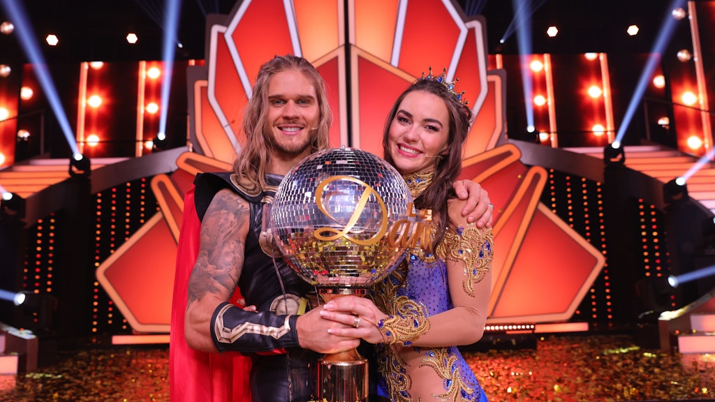 Der ehemalige Profi-Fußballer Rúrik Gíslason hält den Tanz-Pokal mit seiner Tanzpartnerin Renata Lusin nach ihrem Sieg beim Finale der 14. Staffel der RTL-Tanzshow „Let's Dance“.