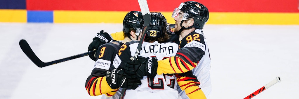 Die deutschen Eishockeyspieler feiern den Sieg gegen die Schweiz. 