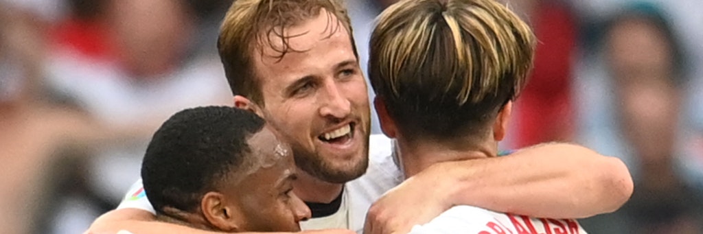 Harry Kane (M.) & Co. feiern das Ende eines langen Deutschland-Fluches.