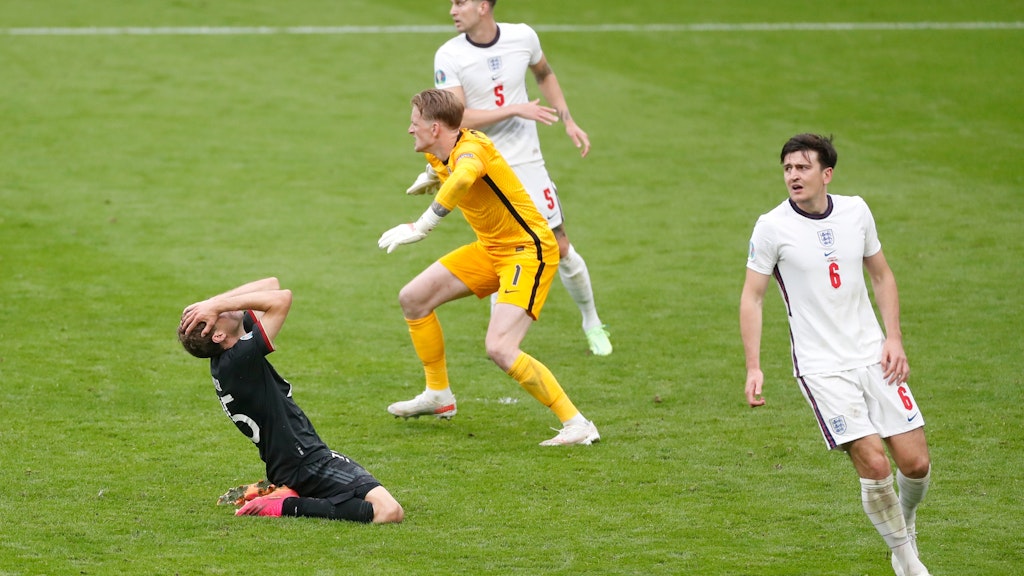 Der Ball von Thomas Müller geht Zentimeter am Pfosten vorbei. 