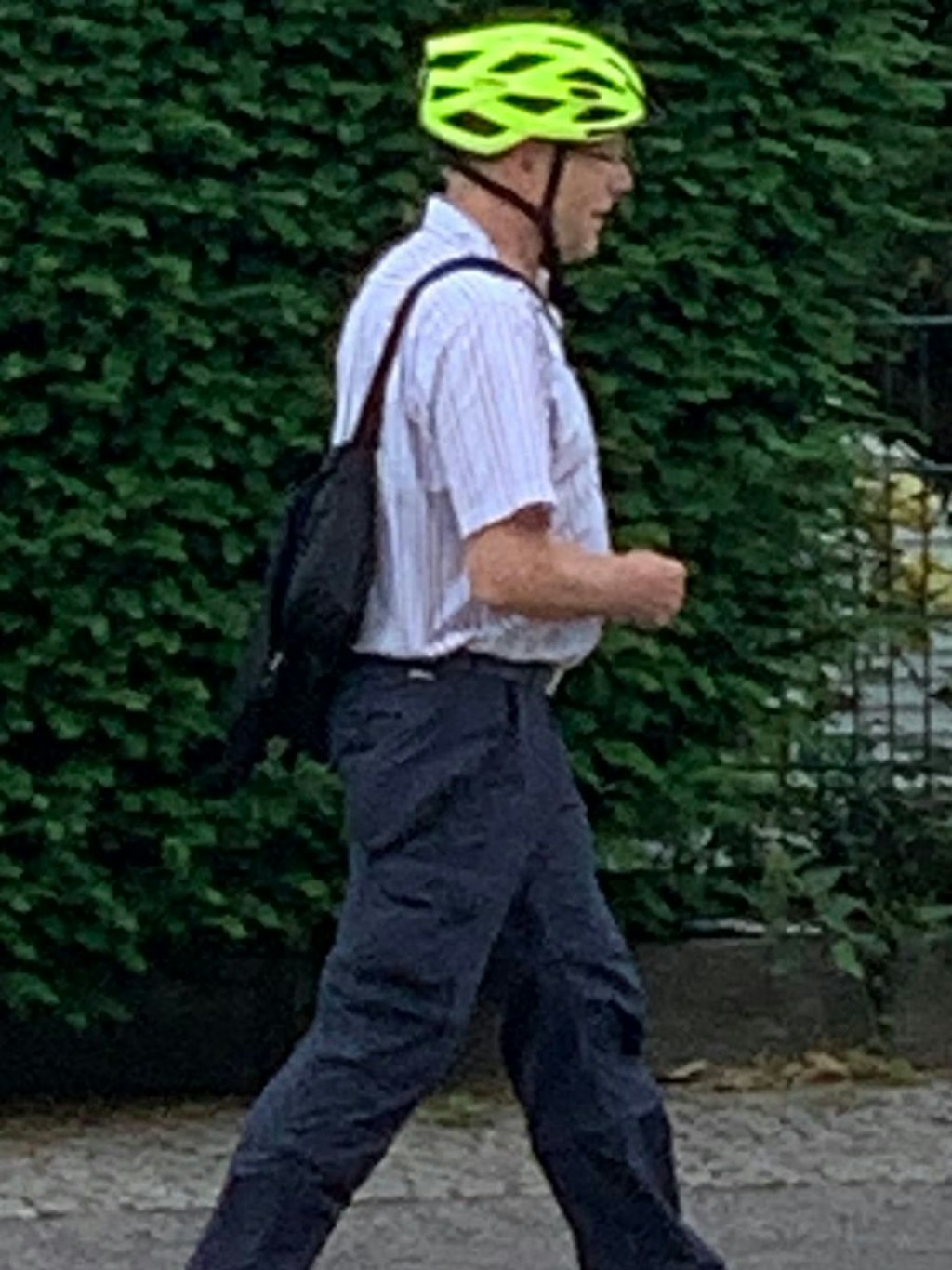 Die Polizei sucht diesen Mann.