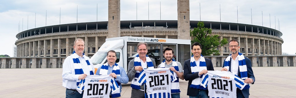 Herthas Bosse und die Vertreter von Autohero präsentieren stolz das Trikot mit dem neuen Sponsor.