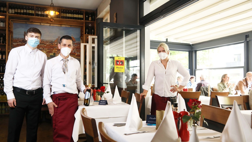 Im „Firenze“ in der Pankower Florastraße sind die Tischdecken aufgelegt. Für den Abend ist das Lokal außen ausgebucht und im Innenraum gut gefragt. Valentino und Stefano Geladini und Diana Galina freuen sich auf die Gäste.