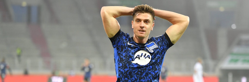 Krzysztof Piatek mit dem AHA auf der Brust. In der Vorrunde der vergangenen Saison hatte Hertha keinen Trikotsponsor und warb für gute Zwecke.