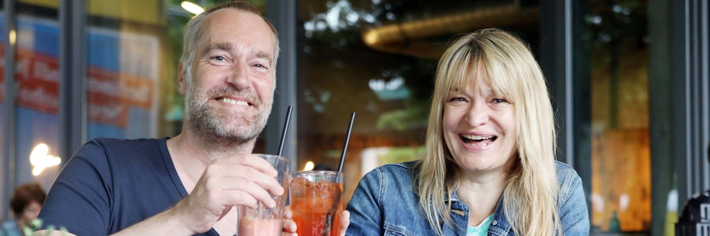 Sven (51) und Andrea (56) genießen den ersten Drink ohne Test im Spreegold auf der Schönhauser Allee.