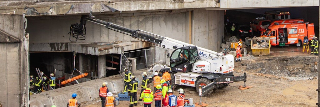 Stuttgart: Einsatzkräfte helfen bei der Bergungsarbeit an einer Tunnelbaustelle. Starker Regen hat am Freitag auf einer Tunnelbaustelle in Stuttgart einen schweren Unfall ausgelöst. Nach Angaben der Polizei kam ein Arbeiter ums Leben. 