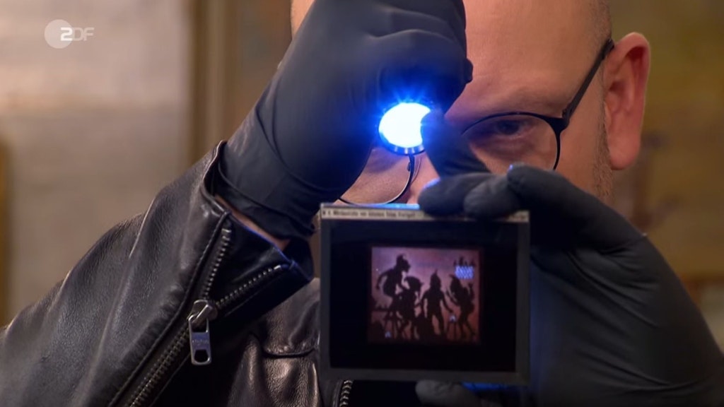 „Bares für Rares“-Experte Sven Deutschmanek checkt die alten Glas-Dias.