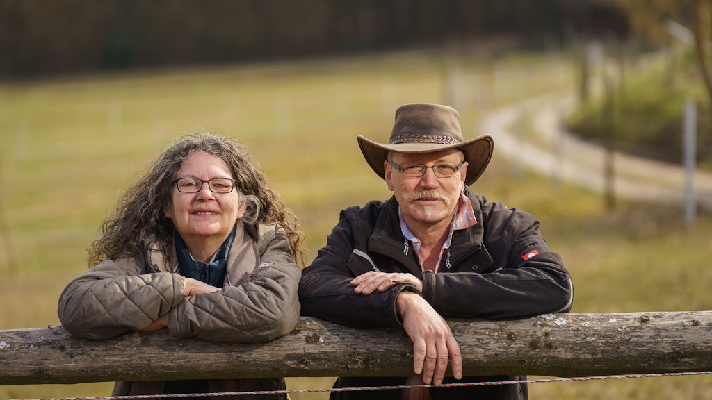 Petra Streibich und Reiner Streibich stehen auf einer Koppel ihres Muli Gnadenhofs in Wertheim.