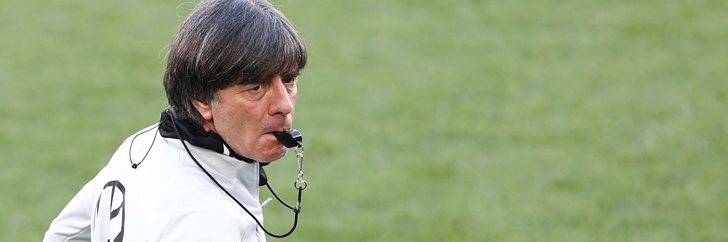 Bis zum Anpfiff der EM sind es nur noch ein paar Tage. Doch Bundestrainer Löw überlegt noch, mit welchem System er spielen lässt.