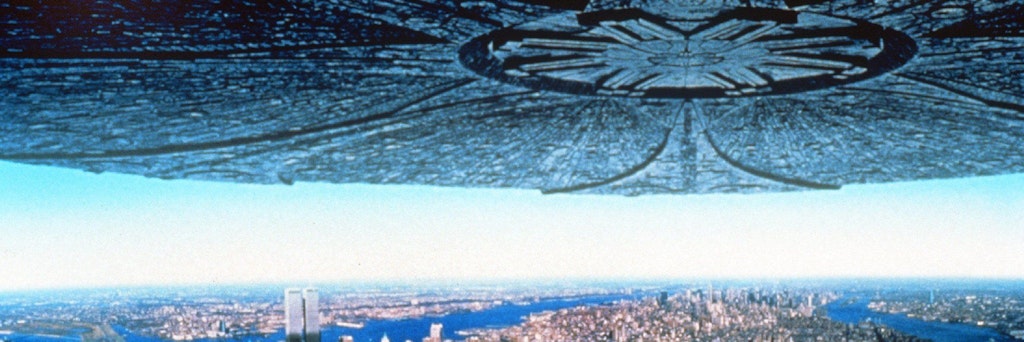 Ein gigantisches Ufo bedroht New York - Phantastische Filmszene aus "Independence Day" des deutschen Regisseurs Roland Emmerich. 