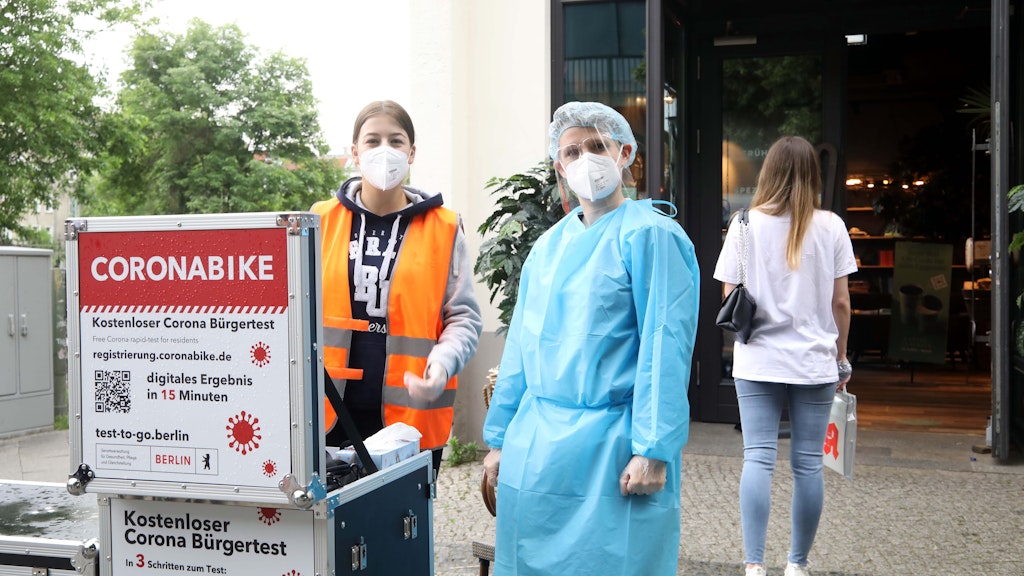 Paula (l., 18) und Maleen (32) haben mit ihrem Corona-Bike weniger zu tun.