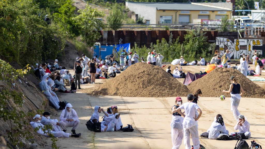 Massenaktion des Aktionsbündnis „Sand im Getriebe“ zum bundesweiten Anti-Autobahn-Aktionstag auf der Baustelle der A100.