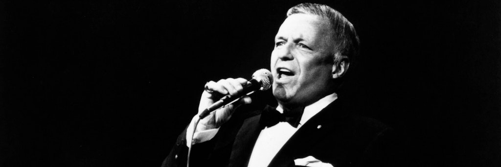 Der amerikanische Sänger, Schauspieler und Entertainer Frank Sinatra in den 80ern auf der Bühne