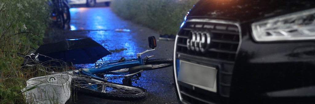 Nach einem Blitzeinschlag in eine Radfahrergruppe ist ein Kind mit seinem Fahrrad in der Urdenbacher Kämpe gestürzt und von einem Auto angefahren worden. 