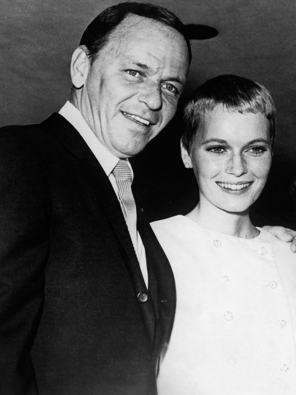 Frank Sinatra und Mia Farrow an ihrem Hochzeitstag in Las Vegas, 1966