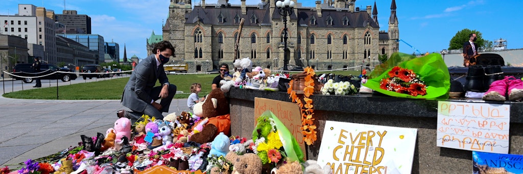 Justin Trudeau, Premierminister von Kanada, kniet vor einer Gedenkstätte auf dem Parliament Hill. 