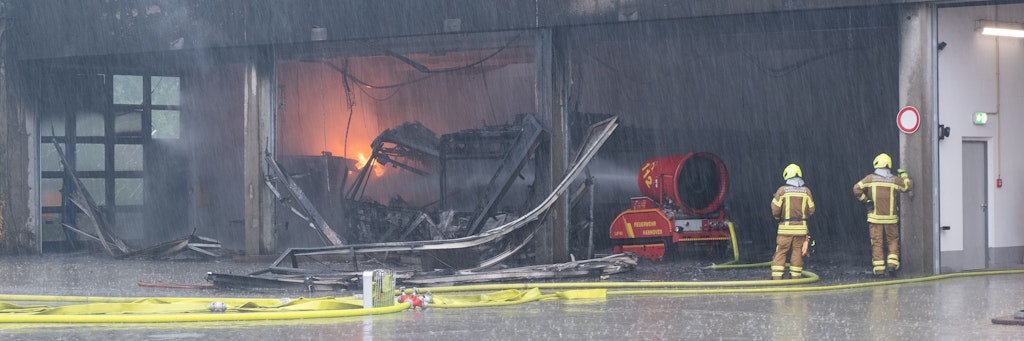 Hannover: Die Feuerwehr löscht einen Brand in einem Busdepot der Verkehrsbetriebe.