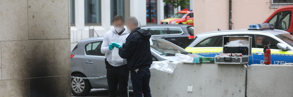 Ermittler der Polizei sichern Spuren an der Synagoge. 