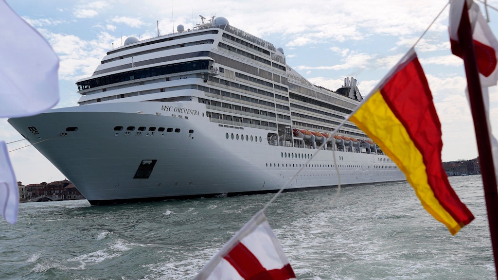 Das 92.409 Tonnen schwere, 16-stöckige Kreuzfahrtschiff MSC Orchestra verlässt am 5. Juni die Lagune Venedigs. 