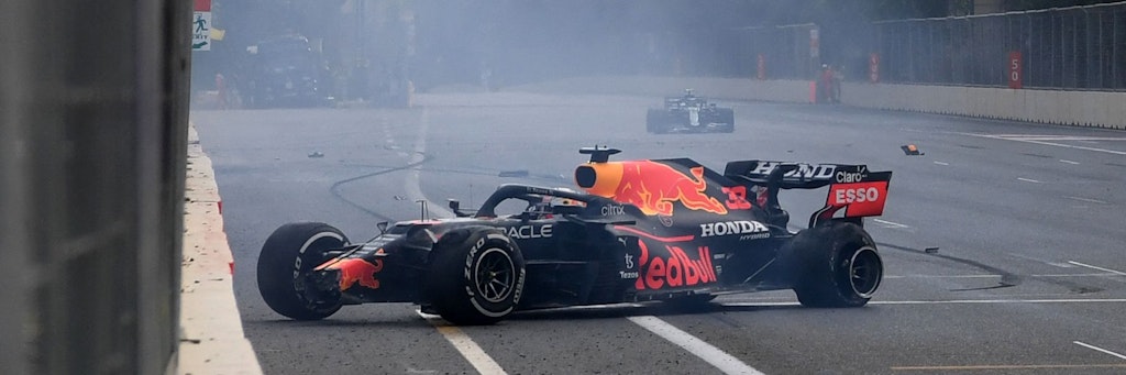 Max Verstappen crasht seine Siegchancen in Baku nach einem Reifenplatzer auf der Zielgerade. 