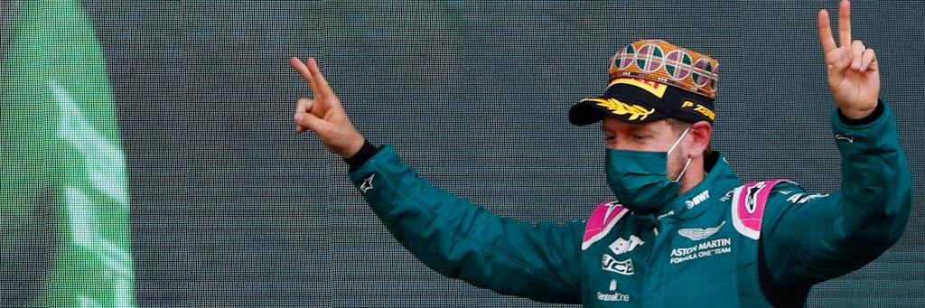 Mit Kappe, Hongma-Hut und guter Laune: Sebastian Vettel bei der Siegerehrung in Baku.