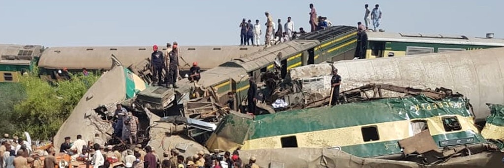 Rettungskräfte sind am Ort der Zugkollision in der Provinz Sindh im Einsatz. 