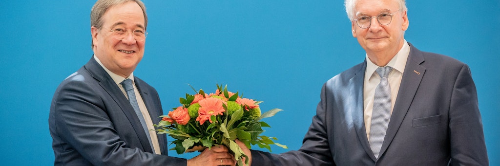 CDU-Chef Armin Laschet (l.) gratuliert dem unerwartet deutlichen Wahlsieger Reiner Haseloff (CDU). 