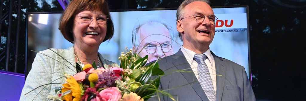 Reiner Haseloff, CDU, Ministerpräsident von Sachsen-Anhalt und seine Ehefrau Gabriele jubeln auf der CDU Wahlparty. 