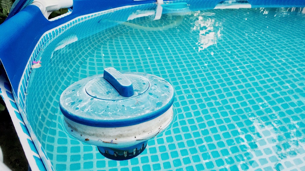 Damit das Wasser im Pool lange frisch bleibt, können Chlorschwimmer eine Lösung sein. 