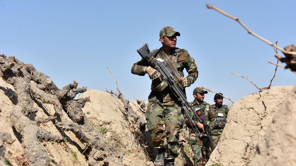 Afghanische Soldaten im Felde. Die Taliban wollen sie zermürben.