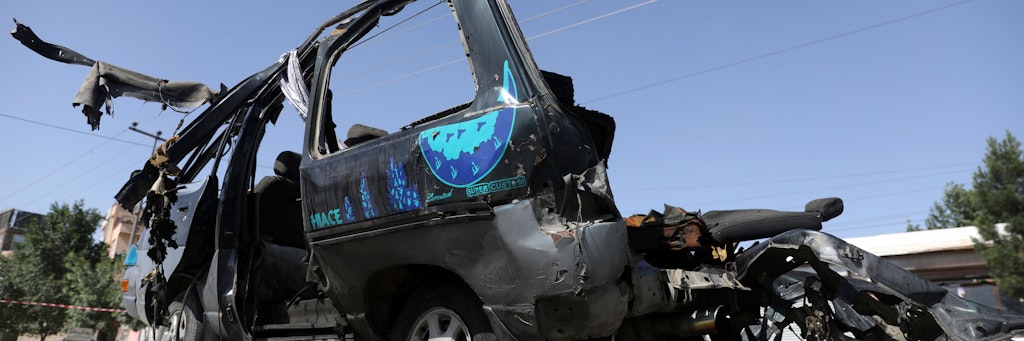 Während auf dem Land gekämpft wird, gehen in Kabul Bomben hoch. Hier zerriss eine vier Menschen in einem Kleinbus.