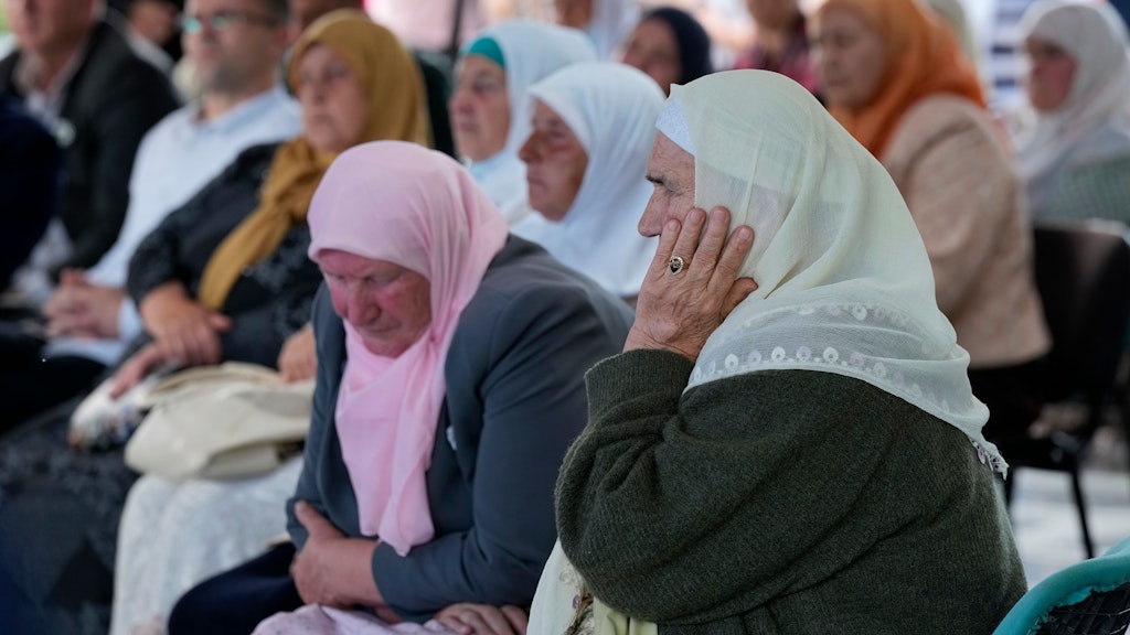 Frauen aus Srebrenica, die 1995 Söhne, Ehemänner oder Brüder verloren hatten, verfolgten in einer Gedenkstätte die live übertragene Urteilsverkündung.
