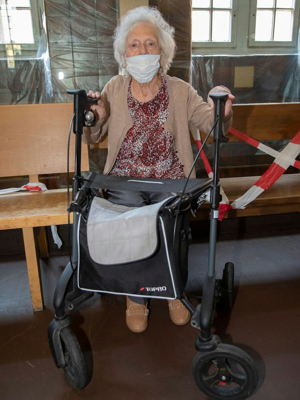 Anita W. kam mit ihrem Rollator ins Gericht, um gegen ihren Peiniger auszusagen.