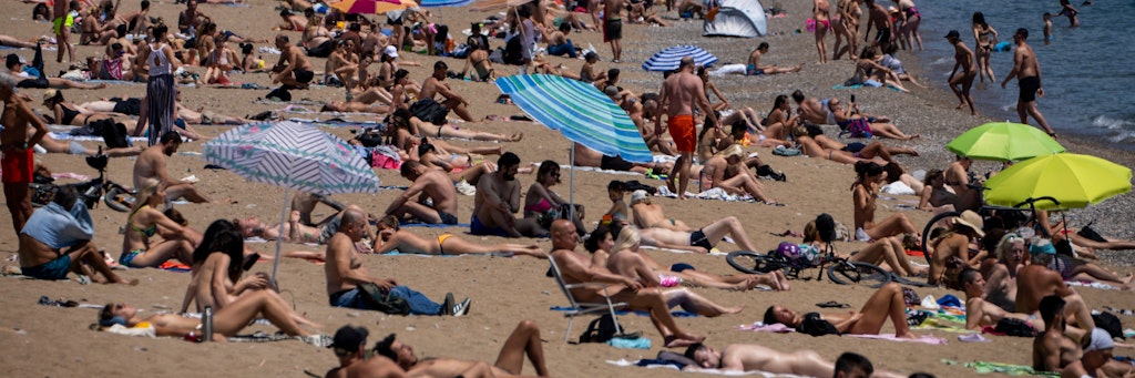 Volle Strände in Barcelona: Die Sommersaison ist auch für Touristen aus Deutschland gestartet, die gegen Corona geimpft oder getestet sind.