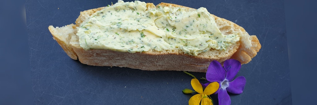 Diese selbstgemachte Kräuterbutter ist einfach unwiderstehlich lecker.