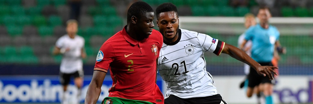 Ridle Baku (r.) im Zweikampf mit Portugals Abdu Conte