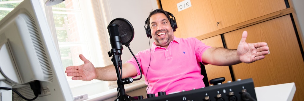 Serkan Cetinkaya in seinem Büro im Gesundheitsamt: Der Schauspieler und Comedian ist dort Leiter der Abteilung Digitale Kommunikation, produziert Hör-und Videobeiträge für den Internetauftritt der Behörde.