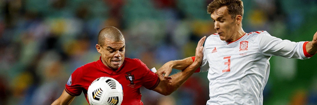 Positiv getestet: Spaniens Diego Llorente (r. mit Portugals Pepe).