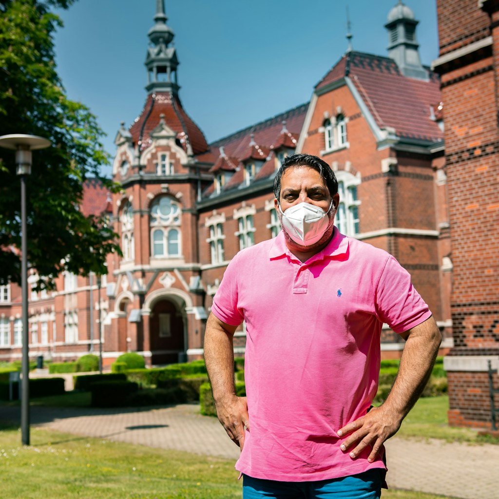 Serkan Cetinkaya vor seinem Dienstsitz. Im einstigen Krankenhaus Britz befindet sich neben dem Neuköllner Gesundheitsamt auch ein Standesamt.