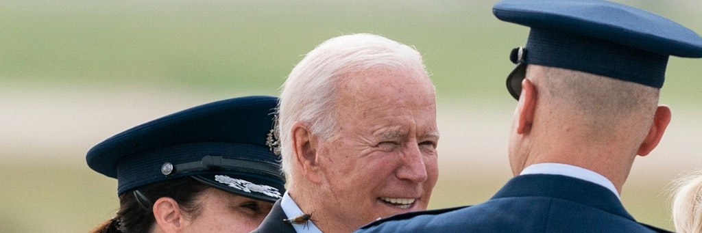 Eine Zikade sitzt am Hals von Joe Biden (M), Präsident der USA, während er auf der Andrews Air Force Base zur Air Force One geht, um nach Europa zu reisen. 