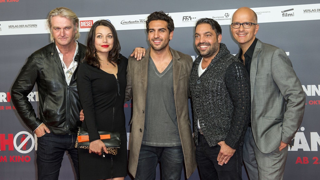 Serkan Cetinkaya auf dem roten Teppich: Hier ist er mit Detlev Buck, Cosma Shiva Hagen, Elyas M’Barek und Christoph Maria Herbst bei der Filmpremiere von „Männerhort“ zu sehen.