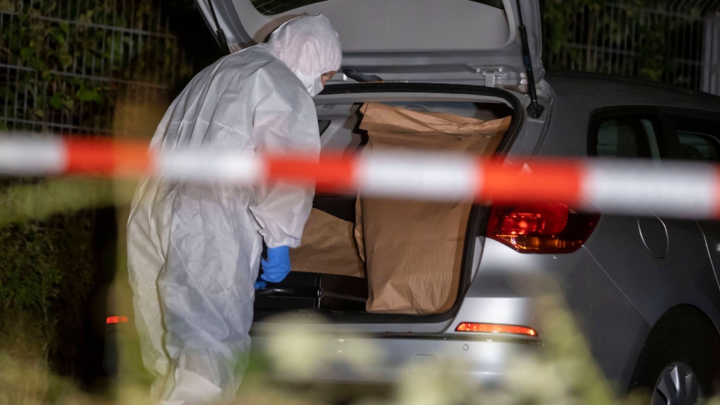 Spurensicherer der Kripo stellen am Tatort in Solingen Beweise sicher.