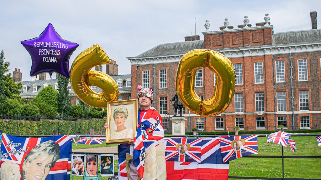 Fans von Prinzessin Diana feiern vor dem Kensington Palast. An diesem Donnerstag wäre Lady Di 60 Jahre alt geworden.