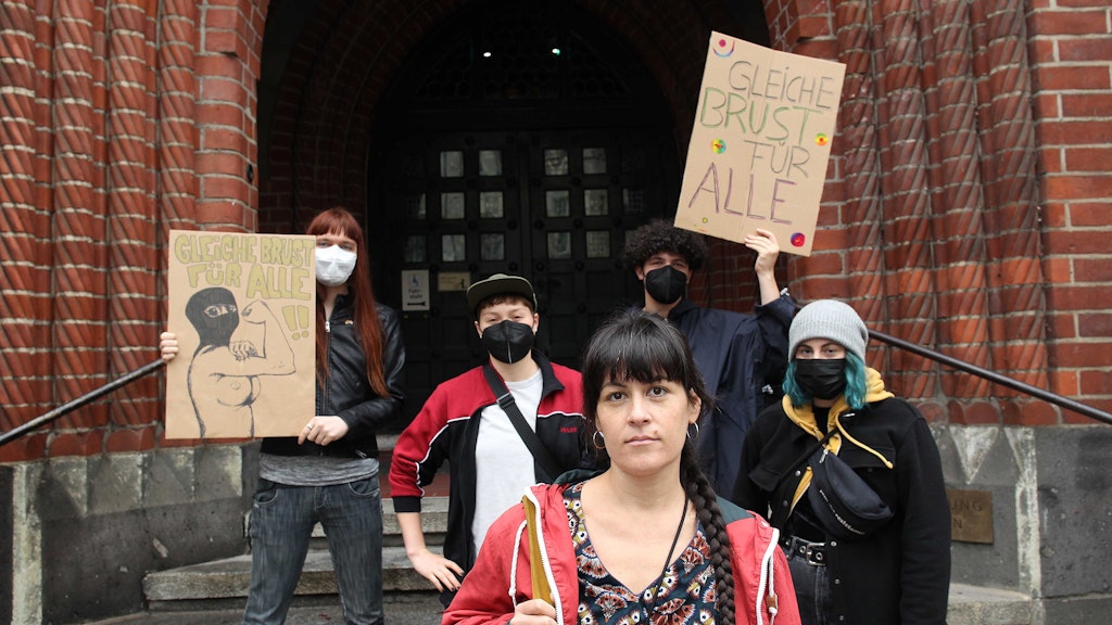 Gabrielle Lebreton kam mit Mitstreitern am Donnerstag zum Rathaus Köpenick, um dort die mit der Gleichstellungsbeauftragte wegen des Vorfalls in der Plansche zu sprechen.