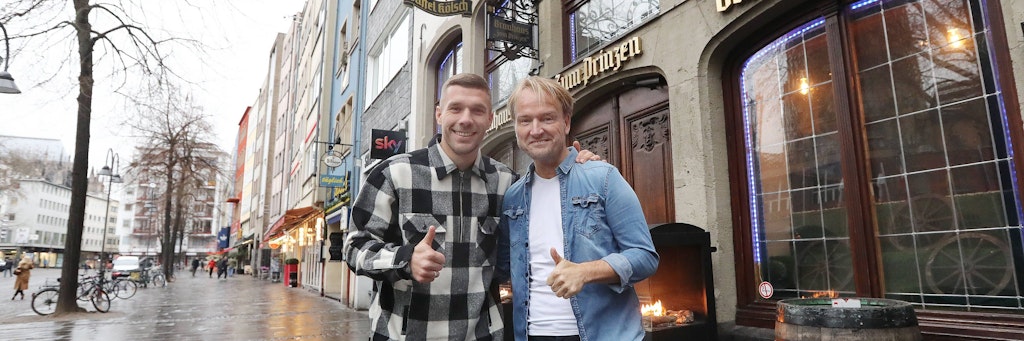 Markus Krampe und Lukas Podolski vor ihrem Brauhaus Zum Prinzen.