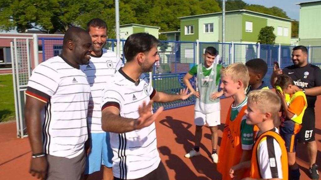 Zum Kicken mit Problemkids hat Saygin Yalcin zwei ehemalige Nationalspieler mitgebracht.